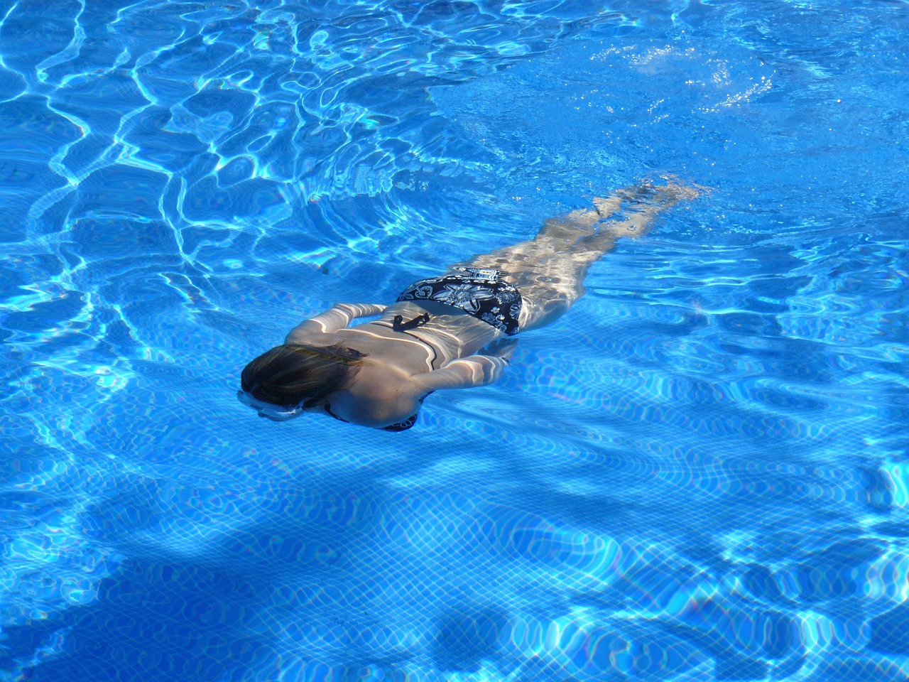Amenajare smart pentru curte cu o piscina spa gandita pentru exterior